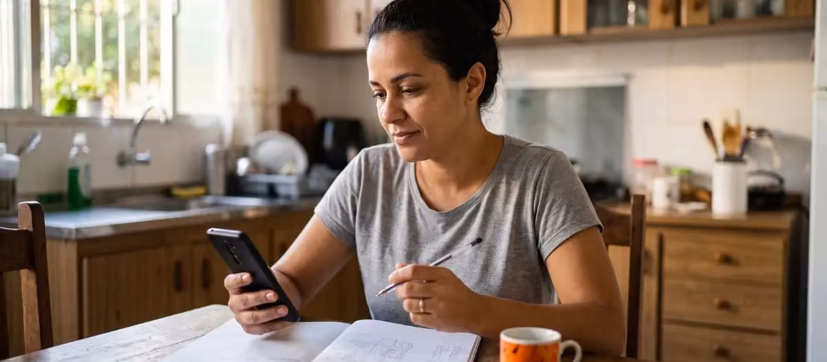 Mulher que recebe Bolsa Família pesquisa no celular se pode pegar empréstimo
